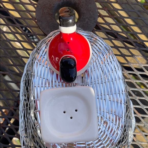 Santa Claus going down the chimney salt & pepper shakers - Picture 5 of 7